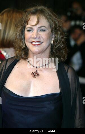 (Afp) - L'actrice US et membre du jury du festival Kathleen Turner sourire alors qu'elle assiste à la 57e Festival de Cannes à Cannes, France, le 16 mai 2004. Banque D'Images