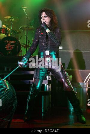 (Afp) - Dans son célèbre costume de scène et avec des yeux peints noir rockstar nous remplir d'Alice Cooper à Dresde, Allemagne, 15 juin 2004. Le Rockstar, qui est devenu célèbre dans les années 1970 pour ses tenues flashy et excessif sur scène, est en tournée à travers l'Europe, qui le mènera au Danemark, Norvège, Suède, Suisse, Autriche, Belgique et au Royaume-Uni. Banque D'Images