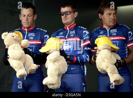 (Afp) - Trois membres de l'équipe US Postal, (L-R)-NOUS Américains Lance Armstrong et Floyd Landis ainsi que leur coéquipier Wjatscheslaw russe Jekimow, recevoir les nounours au cours de la présentation de leur équipe avant la deuxième étape du Tour de France à Charleroi, Belgique, le 5 juillet 2004. Armstrong est un siyth record tout droit d' victoire. La seconde et 197km étape longue de Banque D'Images