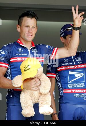 (Afp) - Cinq fois champion du Tour de France, Lance Armstrong (R) de l'équipe US Postal est introduit pour les fans avec ses coéquipiers avant le début de la troisième étape du Tour de France à Waterloo, Belgique, le 6 juillet 2004. La troisième et 210km longue étape du 91ème Tour de France cycliste prend les cyclistes de Waterloo à Wasquehal, France. Banque D'Images