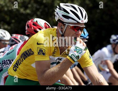 (Afp) - le cycliste norvégien Thor Hushovd de l'équipe Crédit Agricole, qui porte le maillot jaune de leader au classement général, les rides au cours de la troisième étape du Tour de France près de Waterloo, Belgique, le 6 juillet 2004. La troisième et 210km longue étape du 91ème Tour de France cycliste prend les cyclistes de Waterloo à Wasquehal, France. Banque D'Images