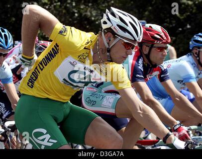 (Afp) - le cycliste norvégien Thor Hushovd de l'équipe Crédit Agricole, qui porte le maillot jaune de leader au classement général, les rides au cours de la troisième étape du Tour de France près de Waterloo, Belgique, le 6 juillet 2004. La troisième et 210km longue étape du 91ème Tour de France cycliste prend les cyclistes de Waterloo à Wasquehal, France. Banque D'Images