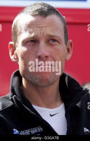 (Afp) - Cinq fois champion du Tour de France, Lance Armstrong de l'équipe US Postal attend le début de la troisième étape du Tour de France à Waterloo, Belgique, le 6 juillet 2004. La troisième et 210km longue étape du 91ème Tour de France cycliste prend les cyclistes de Waterloo à Wasquehal, France. Banque D'Images