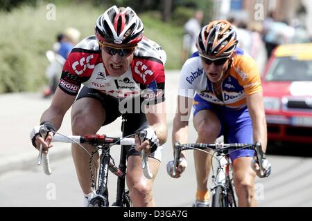 (Afp) - le cycliste allemand Jens Voigt (L) de l'équipe CSC est suivi par rider néerlandais Bram de Groot de l'équipe Rabobank : ils se détacher au cours de la troisième étape du Tour de France cycliste, le 6 juillet 2004 près de Waterloo, en Belgique. Les 210 km de long troisième étape mène les cyclistes de Waterloo à Wasquehal en France. Banque D'Images