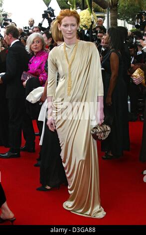 (Afp) - L'actrice britannique à sang froid bleu et membre du jury cette année, Tilda Swinton arrive pour l'ouverture de la 57ème Festival du Film de Cannes, France, 12 mai 2004. La Palme d'or prix seront décernés le 22 mai. Banque D'Images