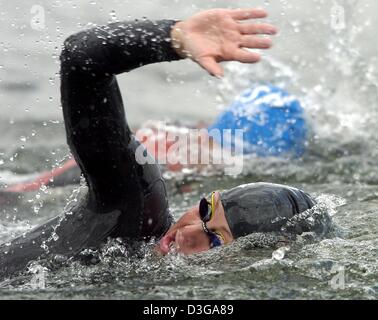 (Afp) - pour l'or - 25 ans, la nageuse allemande Britta Kamrau nage dans le Women's 10km eau libre concurrence qui fait partie de l'Europe 2004 natation Championnats dans le réservoir de San Juan à Madrid, Espagne, 13 mai 2004. Après avoir remporté la course de 5 km le jour précédent Kamrau a gagné son deuxième l'or. Banque D'Images