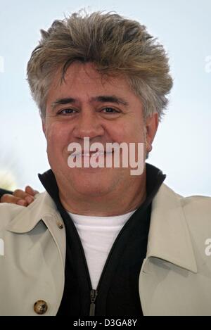 (Afp) - L'Espagnol Pedro Almodovar directeur lors de la présentation de son film "La Mala Educacion" au 57e Festival du Film de Cannes, France, 12 mai 2004. La Palme d'or prix seront décernés le 22 mai. Banque D'Images