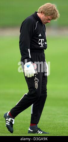 (Afp) - le gardien du Bayern Munich Oliver Kahn quitte le terrain après une séance d'essai à Munich, Allemagne, le jeudi 13 mai 2004. Après avoir perdu la semaine dernière contre la nouvelle championne Werder Brême Bayern tente d'obtenir la deuxième place dans la ligue quand ils font face le VFB Stuttgart en deux jours. Banque D'Images