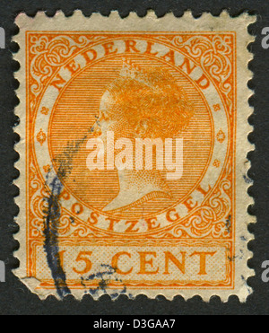 Pays-bas - circa 1928 : timbre imprimé aux Pays-Bas montre image de Wilhelmine (1880-1962), Reine des Pays-Bas, vers 1928. Banque D'Images