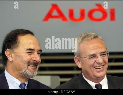 (Afp) - Martin Winterkorn (R), Président du constructeur automobile allemand Audi, et Bernd Pischetsrieder, PDG de VW, rire en face de l'Audi logo pendant l'assemblée générale de l'entreprise à Ingolstadt, Allemagne, le 12 mai 2004. La filiale de VW se conforme à leurs objectifs de croissance ambitieux : 'à long terme, nous permettra d'accroître la vente de plus d'un million de véhicules par an", a déclaré Winterkorn. Dans Banque D'Images