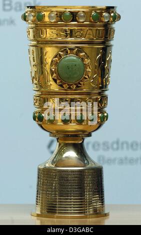 (Afp) - L'Allemand Allemand (DFB) Fédération de soccer Cup dans une photo prise à Berlin, Allemagne, 12 mai 2004. Il a été conçu en 1964 par l'artiste de Cologne Wilhelm Nagel et 1991 une base plus importante a été ajouté. Le trophée pèse 12,5 kg, est de 52 cm de hauteur et est fabriqué à partir d'argent sterling plaqué or. Il est décoré avec 12 turmalines, 12 cristaux de roche et 18 nephrites. Pièce centrale est la DFB log Banque D'Images