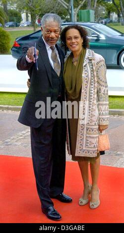 (Afp) - L'acteur américain Morgan Freeman (L) et son épouse Myrna Lee Cole sourire alors qu'ils posent sur leur arrivée à la Laureus Sport for Good Foundation Le dîner à Estoril, Portugal, le 9 mai 2004. Laureus World Sports Awards 2004 sera décerné le 10 mai 2004. Banque D'Images