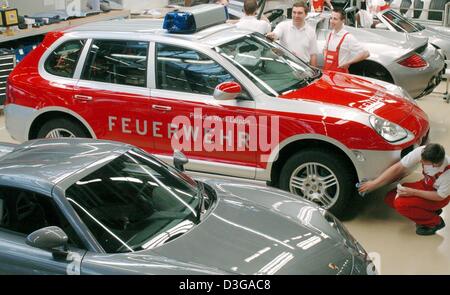 (Dpa) - PORSCHE CARRERA GT Voiture de sport se tient à côté d'un Porsche Cayenne, qui a été conçu pour le service d'incendie interne de l'entreprise, à l'usine de production Porsche à Leipzig, Allemagne, le 7 mai 2004. Le Cayenne voiture de sport dispose d'un réservoir d'eau pour éteindre le feu et autres équipements d'urgence et, en cas d'urgence, est conçu pour combler l'écart de temps jusqu'à l'arrivée des envois aux Banque D'Images