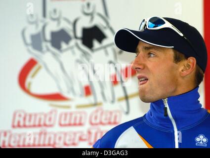 (Afp) - le néerlandais Karsten Kroon cyclisme pro de l'équipe Rabobank attend le début de l'ouverture de la cérémonie de remise des prix après avoir remporté la 43e course cycliste 'Rund um den Henninger-Turm" (autour de la tour Henninger) à Francfort-sur-Main, le 1er mai 2004. Kroon a remporté la course d'avance sur le cyclisme allemand pro de Danilo Hondo Team Gerolsteiner et cycliste belge Johan Coenen Équipe de Mr.Bookmaker.com. Banque D'Images