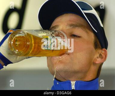 (Afp) - le néerlandais Karsten Kroon cyclisme pro de l'équipe Rabobank boit un verre de bière après avoir remporté la 43e course cycliste 'Rund um den Henninger-Turm" (autour de la tour Henninger) à Francfort-sur-Main, le 1er mai 2004. Kroon a remporté la course d'avance sur le cyclisme allemand pro de Danilo Hondo Team Gerolsteiner et cycliste belge Johan Coenen Équipe de Mr.Bookmaker.com. Banque D'Images