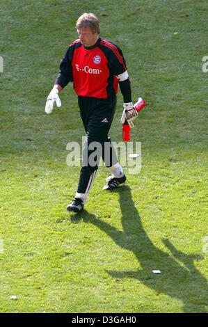 (Afp) - le gardien de Munich, Oliver Kahn quitte le terrain après le match de Bundesliga contre le Bayern Munich Borussia Dortmund à Dortmund, Allemagne, 17 avril 2004. Dortmund a remporté le match 2-0. Banque D'Images