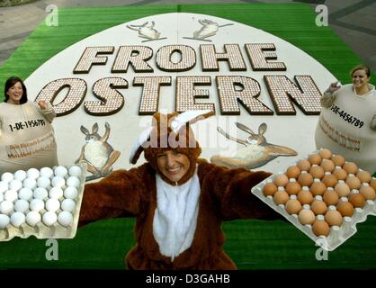 (Afp) - "Joyeuses Pâques lapin de Pâques les souhaits des 'actions Marie' en face d'un logo d'oeufs géant fabriqué à partir de 6877 oeufs dans Duesseldorf, Allemagne, 1 avril 2004. Banque D'Images