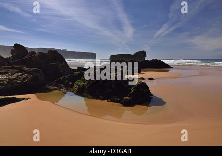 Le Portugal, l'Algarve : formations rocheuses et une vue sur la plage de Ponta de Sagres à Praia do Tonel Banque D'Images