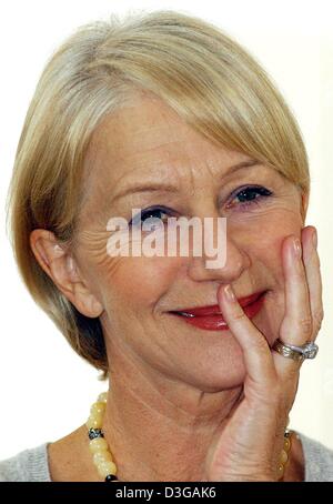 (Afp) - L'actrice britannique Helen Mirren ('Calendar Girls'), représenté à Hambourg, Allemagne, 19 avril 2004. À Hambourg, elle a présenté la huitième partie de la populaire série télévisée "Prime Suspect' ('Heisser Verdacht') dans lequel Mirren étoiles comme le détective Jane Wriggles. Le premier épisode de la série a été diffusée en 1991. Banque D'Images