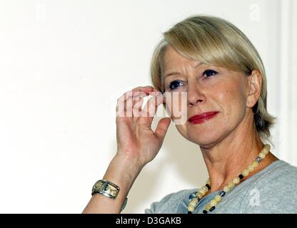 (Afp) - L'actrice britannique Helen Mirren ('Calendar Girls'), représenté à Hambourg, Allemagne, 19 avril 2004. À Hambourg, elle a présenté la huitième partie de la populaire série télévisée "Prime Suspect' ('Heisser Verdacht') dans lequel Mirren étoiles comme le détective Jane Wriggles. Le premier épisode de la série a été diffusée en 1991. Banque D'Images