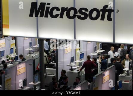 (Afp) - Les visiteurs regardez autour de la position de Microsoft au plus grand salon informatique CeBit à Hanovre, Allemagne, 19 mars 2004. La Commission européenne le mercredi 24 mars 2004, a imposé une amende record de 497 millions d'euros sur le géant américain Microsoft, accusant la société d'abuser de son quasi-monopole dans les systèmes d'exploitation. Microsoft a déclaré qu'il appel ag Banque D'Images