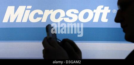 (Afp) - Un employé de Microsoft regarde sa paume au stand à Microsoft le plus grand salon informatique CeBit à Hanovre, Allemagne, 24 mars 2004. La Commission européenne le 24 mars 2004 a imposé une amende record de 497 millions d'euros sur le géant américain Microsoft, accusant la société d'abuser de son quasi-monopole dans les systèmes d'exploitation et de la violation de la concurrence de l'UE ru Banque D'Images