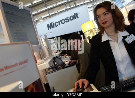 (Afp) - Un employé de Microsoft montre une solution de logiciel sur un écran d'ordinateur pendant le plus grand salon informatique CeBit à Hanovre, Allemagne, 24 mars 2004. La Commission européenne le mercredi 24 mars 2004, a imposé une amende record de 497 millions d'euros sur le géant américain Microsoft, accusant la société d'abuser de son quasi-monopole dans les systèmes d'exploitation. Micr Banque D'Images