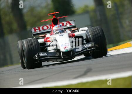 (Afp) - l'anglais Jenson Button pilote de Formule 1 courses au cours de la 2004 Grand Prix de Saint-Marin à Imola, Italie, 25 avril 2004. L'équipe de Button (BAR-Honda) a terminé en deuxième place. Banque D'Images