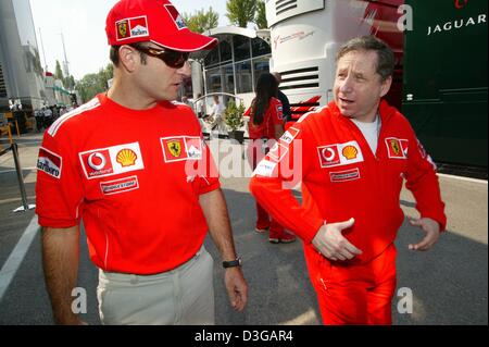 (Afp) - Le chef de l'équipe Ferrari, Jean Todt, parle de pilote de Formule 1 brésilien Rubens Barrichello (Ferrari) de l'Équipe sur la piste de course à Imola, Italie, 23 avril 2004. Banque D'Images