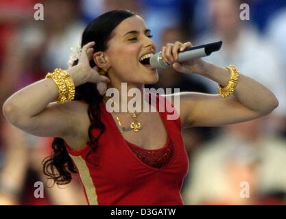 (Afp) - Nelly Furtado, chanteuse canadienne d'origine portugaise, chante la chanson 'Euro 2004 Forca' au cours de la cérémonie de clôture à l'Estadio da Luz à Lisbonne, Portugal, le 4 juillet 2004. Plus tard, le Portugal a joué la Grèce en finale. La Grèce, qui n'avait jamais remporté un championnat européen ou match de Coupe du monde, a écrit l'histoire du football avec leur 1-0 mémorable victoire sur l'hôte de l'Euro 2004 por Banque D'Images