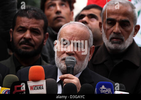 19 février 2013 - La ville de Gaza, bande de Gaza, territoire palestinien - Le porte-parole du parlement palestinien dans la bande de Gaza, Ahmed Bahar parle lors d'une conférence de presse pour discuter de la question des prisonniers palestiniens détenus dans les prisons israéliennes à Gaza le 19 février 2013. La manifestation a eu lieu en solidarité avec les prisonnier palestinien Samer al-Issawi qui est en grève de la faim pendant plus de 6 mois. Al-Issawi a été libéré lors de l'échange de prisonniers en octobre 2011 et arrêté plusieurs mois plus tard pour avoir violé sa liberté conditionnelle en s'aventurant à l'extérieur de la ville de Jérusalem (crédit Image : © Ashraf Amra/Ima APP Banque D'Images