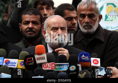 19 février 2013 - La ville de Gaza, bande de Gaza, territoire palestinien - Le porte-parole du parlement palestinien dans la bande de Gaza, Ahmed Bahar parle lors d'une conférence de presse pour discuter de la question des prisonniers palestiniens détenus dans les prisons israéliennes à Gaza le 19 février 2013. La manifestation a eu lieu en solidarité avec les prisonnier palestinien Samer al-Issawi qui est en grève de la faim pendant plus de 6 mois. Al-Issawi a été libéré lors de l'échange de prisonniers en octobre 2011 et arrêté plusieurs mois plus tard pour avoir violé sa liberté conditionnelle en s'aventurant à l'extérieur de la ville de Jérusalem (crédit Image : © Ashraf Amra/Ima APP Banque D'Images