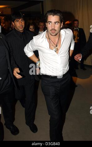 (Afp) - L'acteur irlandais Colin Farrell arrive à un sida fête gala à la Deutsche Oper de Berlin, le 13 novembre 2004. Dans l'arrière-plan son garde du corps allemand. Banque D'Images