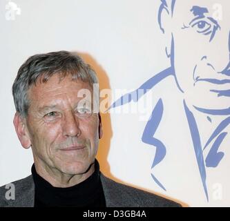 (Afp) - L'auteur israélien Amos Oz en photo lors de la remise des prix du prix de littérature le quotidien allemand 'Die Welt' chez Axel Springer Publishing House à Berlin, 12 novembre 2004. Dans l'arrière-plan d'un portrait de l'un des fondateurs, Willy Haas. Oz a été honoré avec le prix pour sa réalisation à vie ainsi que pour son roman autobiographique "Une histoire d'amour et de Dar Banque D'Images