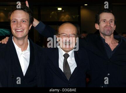 (Afp) - L'Acteur August Diehl (L-R), directeur Volker Schloendorff et acteur Ulrich Matthes arrivent gaiement lors de la première mondiale du film "der neunte Tag (le neuvième jour) à Berlin, Allemagne, 9 novembre 2004. Schloendorff's film sur un prêtre dans le camp de concentration de Dachau qui doit faire face à une décision de vie ou de mort a reçu le prix de la paix par le cinéma allemand. Banque D'Images