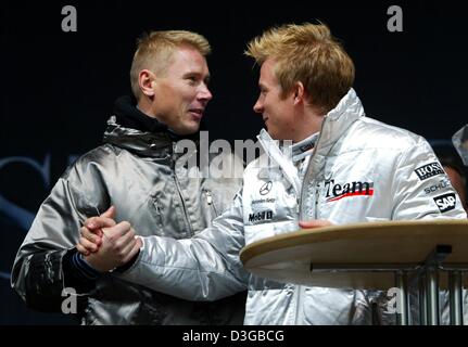 (Afp) - L'ancien champion du monde de Formule 1 Finlandais Mika Haekkinen (L), serre la main avec Finn et McLaren-Mercedes actuel pilote de Formule 1 Kimi Raeikkoenen les étoiles&Cars journée à l'usine de DaimlerChrysler à Stuttgart, Allemagne, 6 novembre 2004. Haekkinen a annoncé qu'il sera de retour à Mercedes de course dans la série des voitures de tourisme DTM allemand la saison prochaine. Hakkinen, le 1998 et Banque D'Images