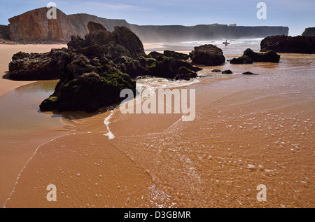 Le Portugal, l'Algarve : formations rocheuses et une vue sur la plage de Ponta de Sagres à Praia do Tonel Banque D'Images