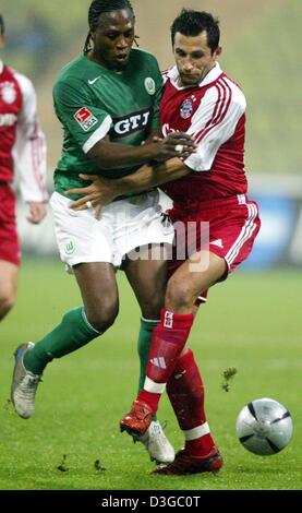 (Afp) - Le milieu de terrain Hasan Salihamidzic Bayern (R) dans un duel avec le milieu de terrain de Wolfsburg Pablo Thiam (L) dans le match de Bundesliga Bayern Munich VFL Wolfsburg au Stade olympique de Munich, Allemagne, 26 octobre 2004. Bayern battre les leaders des championnats Wolfsburg 2-0. Banque D'Images