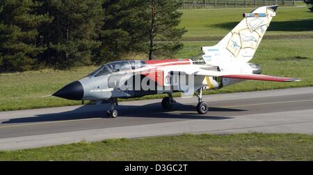 (Afp) - Un colouful Tornade peint en avion de chasse de l'armée allemande (à la base aérienne de Lagerlechfeld, Allemagne, 6 octobre 2004. L'avion a reçu sa peinture spéciale pour son anniversaire de 30 ans. La tornade, un développement combiné de l'Allemagne, l'Italie et la Grande-Bretagne, s'est rendu sur son vol inaugural le 14 août 1974. Banque D'Images