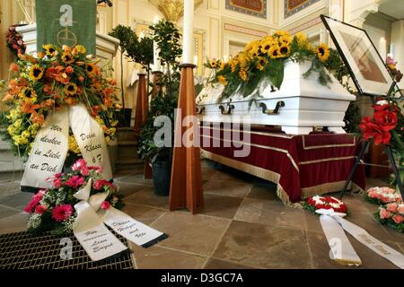 (Afp) - Le cercueil de Lisa, la fille qui a été assassiné en Turquie, est considéré avant d'obsèques dans une église à Nideggen, Allemagne, 20 octobre 2004. Les 11 ans, Lisa a été tué la semaine dernière lors d'une maison de vacances à Alanya, Turquie. Un suspect a été arrêté et est en détention en Turquie. Banque D'Images