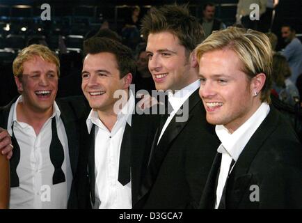 (Afp) - boygroup irlandais westlife se tient sur scène pendant le premier enregistrement de nouveau German TV show 'TARATATA' à Cologne, Allemagne, 18 octobre 2004. Le spectacle prévoit de présenter une large sélection de spectacles de musique internationale. Banque D'Images