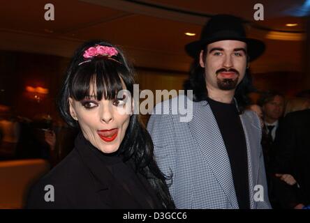 (Afp) - Après la première allemande du nouveau film 'The Bourne Supremacy' chanteuse Allemande Nina Hagen (L) et son mari, le chanteur danois Anders Alexander Breinholm, arrivent pour une partie à l'hôtel Westin Grand Hôtel à Berlin, Allemagne, 16 octobre 2004. La suite de 2002's 'Cléo' va commencer à l'échelle nationale en Allemagne le 21 octobre 2004. Banque D'Images