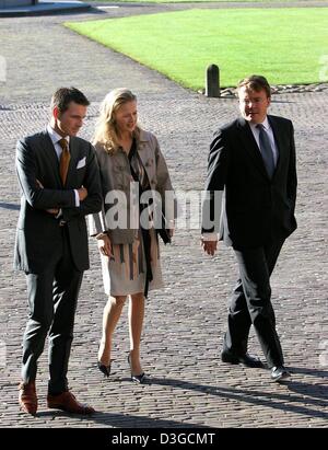 (Afp) - Le Prince Maurits d'Oranje-Nassau (L), le prince Johan Friso des Pays-Bas (R) et son épouse enceinte Mabel Wisse Smit arriver au baptême de Petit Prince à Claus-Casimir château Het Loo à Apeldoorn, Pays-Bas, 10 octobre 2004. Banque D'Images