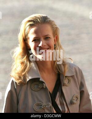 (Afp) - Mabel Wisse Smit, l'épouse enceinte du prince Johan Friso des Pays-Bas, arrive au baptême de Petit Prince à Claus-Casimir château Het Loo à Apeldoorn, Pays-Bas, 10 octobre 2004. Banque D'Images