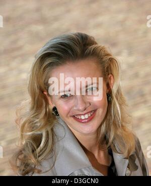 (Afp) - Mabel Wisse Smit, l'épouse enceinte du prince Johan Friso des Pays-Bas, arrive au baptême de Petit Prince à Claus-Casimir château Het Loo à Apeldoorn, Pays-Bas, 10 octobre 2004. Banque D'Images