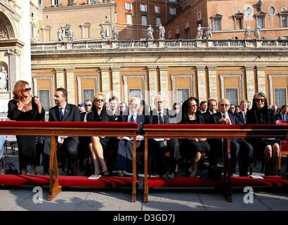 (Afp) - Les membres de la haute noblesse européenne, y compris Karl de Habsbourg (2e à partir de L) et d'Otto de Habsbourg et Regina (première rangée, 5ème et 6ème de L), assister à la béatification du dernier empereur d'Autriche Charles Ier de Habsbourg (1887-1922) et nun Anna Katharina Emmerick (1774-1824) sur la Place Saint Pierre au Vatican, le 3 octobre 2004. Des milliers d'Autrichiens, y compris les fils de Banque D'Images