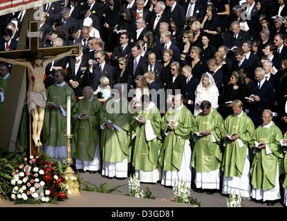 (Afp) - les prêtres parlent une prière tout en se tenant devant les membres de la haute noblesse européenne pendant la béatification du dernier empereur d'Autriche Charles Ier de Habsbourg (1887-1922) et nun Anna Katharina Emmerick (1774-1824) sur la Place Saint Pierre au Vatican, le 3 octobre 2004. Des milliers d'Autrichiens, y compris le fils du dernier empereur de Vienne - 91 ans, Otto von Habsburg Banque D'Images