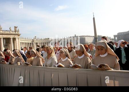 (Afp) - au cours des Sœurs prient la béatification du dernier empereur d'Autriche Charles Ier de Habsbourg (1887-1922) et nun Anna Katharina Emmerick (1774-1824) sur la Place Saint Pierre au Vatican, le 3 octobre 2004. Des milliers d'Autrichiens, y compris le fils du dernier empereur de Vienne - 91 ans, Otto von Habsburg - et la haute noblesse européenne se sont réunis à la place Saint Pierre pour l'beatif Banque D'Images