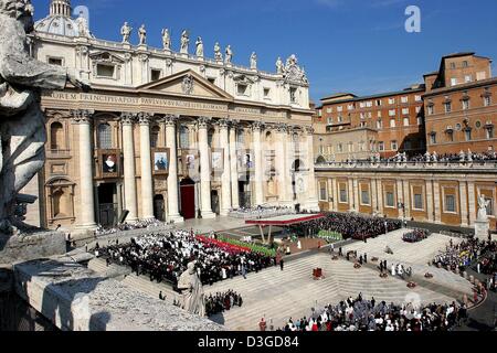 (Afp) - Le Pape parle lors de la béatification du dernier empereur d'Autriche Charles Ier de Habsbourg (1887-1922) et nun Anna Katharina Emmerick (1774-1824) sur la Place Saint Pierre au Vatican, le 3 octobre 2004. Des milliers d'Autrichiens, y compris le fils du dernier empereur de Vienne - 91 ans, Otto von Habsburg - et la haute noblesse européenne se sont réunis à la place Saint Pierre pour la Banque D'Images