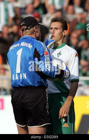 (Afp) - le gardien du Bayern, Oliver Kahn (L) touche de Brême Miroslav Klose sur le nez pendant le match de football Bundesliga opposant Werder Brême et le FC Bayern Munich à Brême, Allemagne, 2 octobre 2004. Bayern a gagné 2-1. Banque D'Images